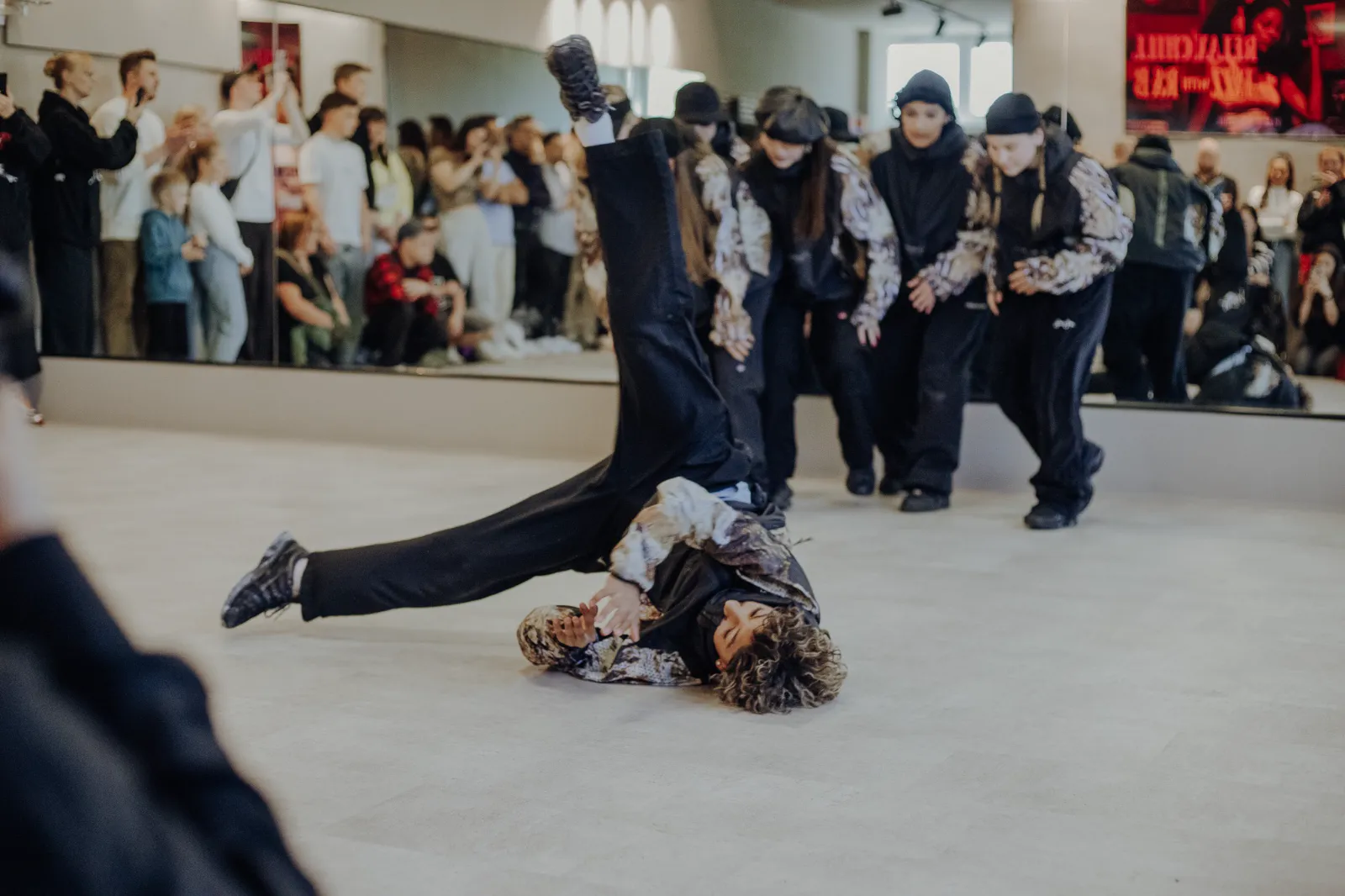 Malik macht eine Windmühle im neuen Studio