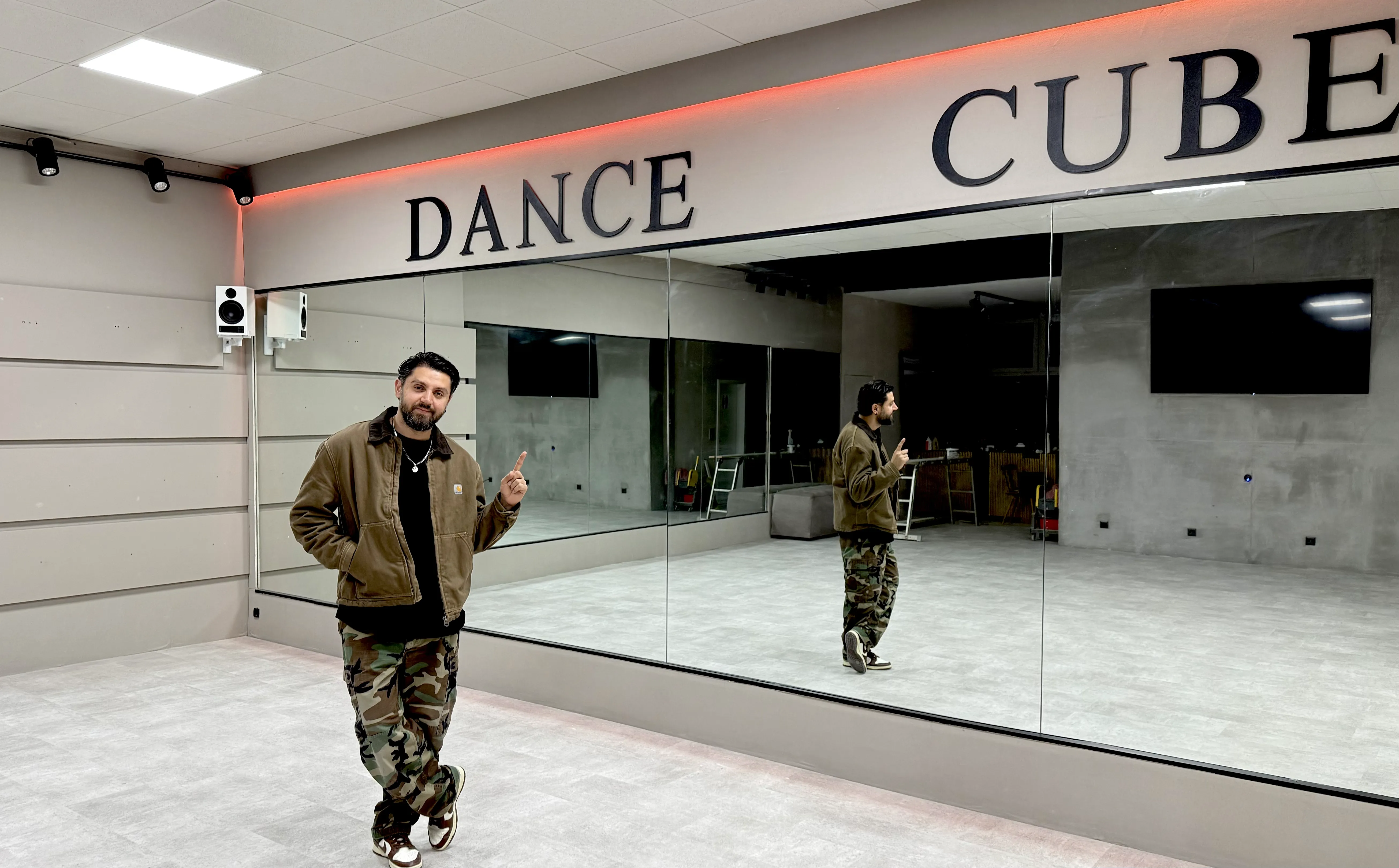 Memi im Tanzraum des Dance Cube Studios