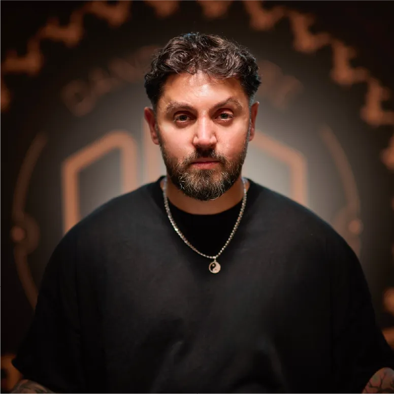 Portrait von Memi Demiri